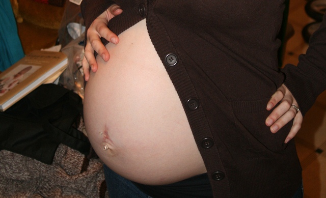 pregnant belly button piercing. I miss that elly button.